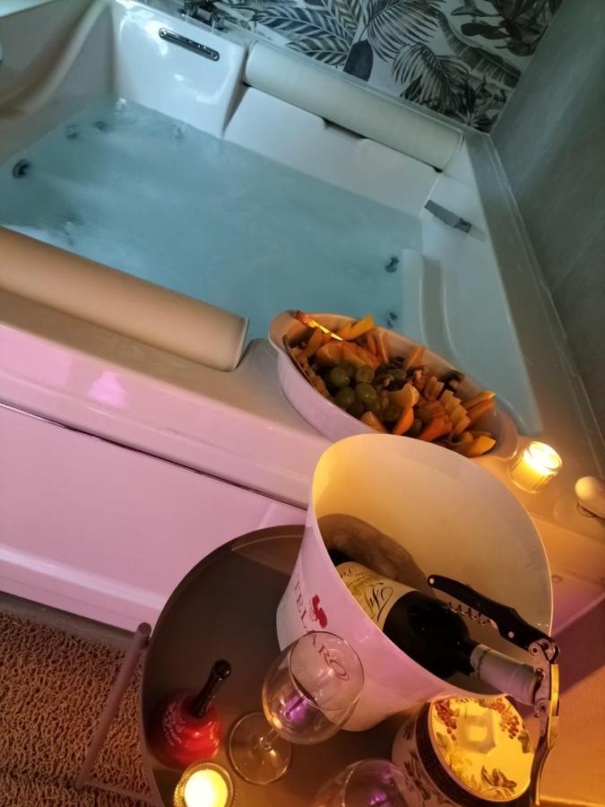 A Due Passi Da Hotel Formia Bagian luar foto